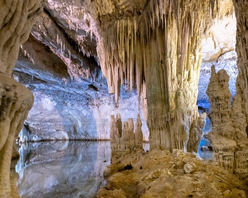 interno della grotta di nettuno in sardegna