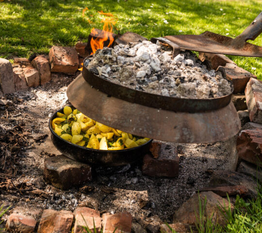 Cooking peka with hot coals