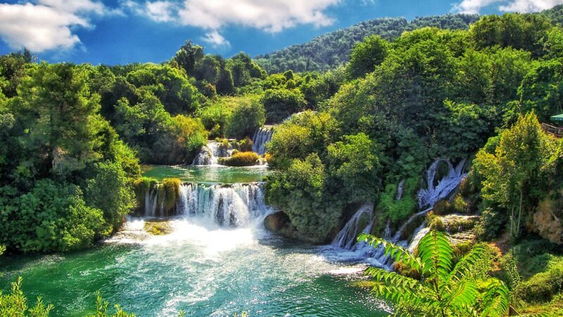 Der Krka-Nationalpark bei Šibenik in Kroatien krka, kroatien, dalmatien, jugoslawien, skradin, knin, adria, šibenik, wasserfall, nationalpark, wildnis, natur, reise, reiseziel, urlaub, naturpark, naturwunder, wildbach, urwald, rauschend, wild, attraktion, ausflug, ausflugsziel, sehenswürdigkeit, bekannt, berühmt, winnetou, baden, badestelle, besichtigung, mild, warm, mediterran, balkan, schwimmen, planschen, tourismus, naturdenkmal, split, europa, zagreb, see, angeln, camping, ferienwohnung, pauschalreise, tauchen, schnorcheln, strand