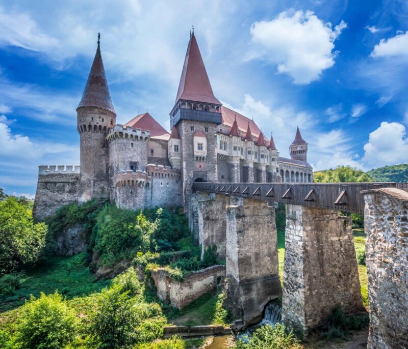 Hunyad Castle was laid out in 1446. Castelul Huniazilor in romanian.