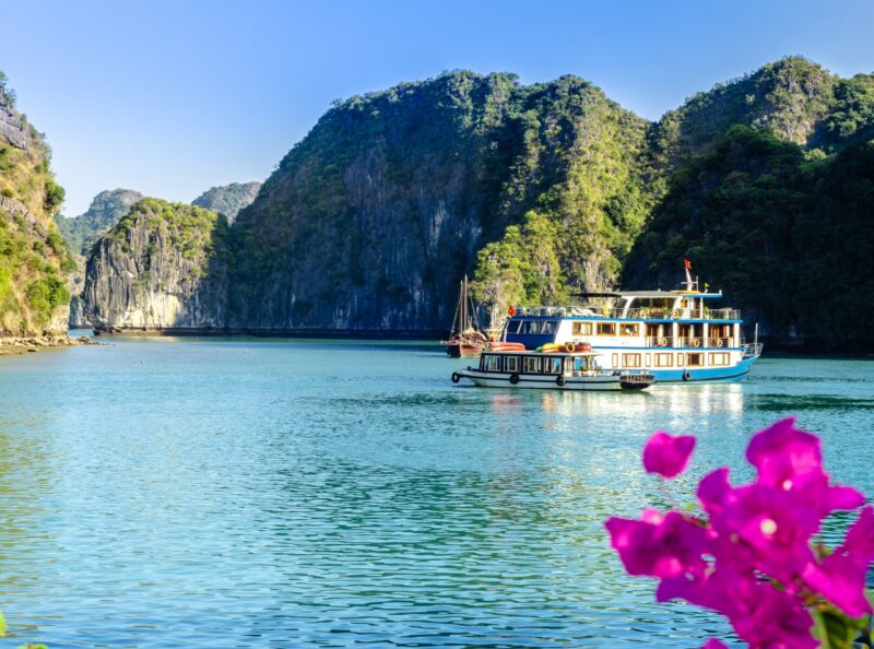 Scenic view with limeston mountains in the bay near Cat Ba Island and turquoise water, Vietnam SSUCv3H4sIAAAAAAAAE22NsQ6DMAxE/8Vzhlbd8iuIwQQXrAZS2c5Qofx7HejY7ex7d3fAhMoJ4gE0sxVhzBBvATjnqiZoXHZ/tAAJjRYHSDuNC+3p48qdX8VwdAYiQACtUxct/PmNHim2kvQeoX3u6olZyQ2hTKh9Yxg9YmhVr8WJF7WSXu+1WIH4CDAL4abGG52nrtWM5IQg3lv7Aqpb0A3dAAAA
