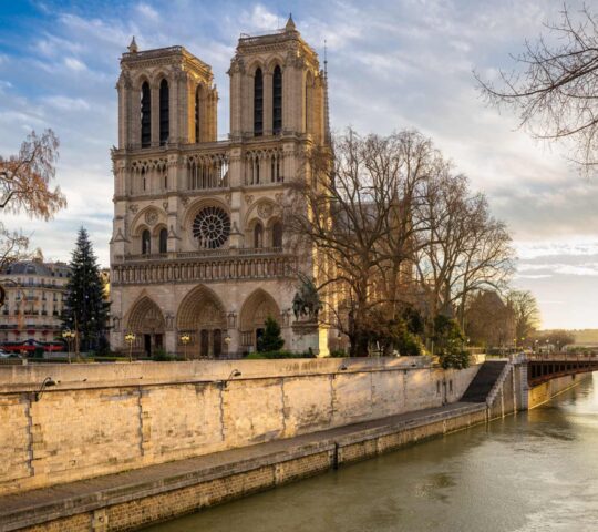 Evening strolls along the Seine