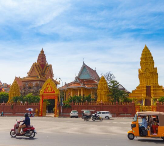Discover the highlights of Phnom Penh in a tuk-tuk