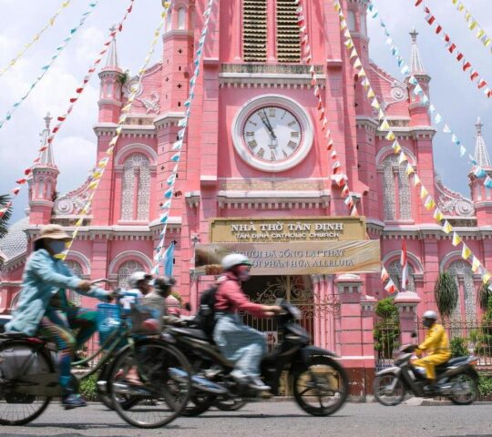 Tour Ho Chi Minh on a Vespa