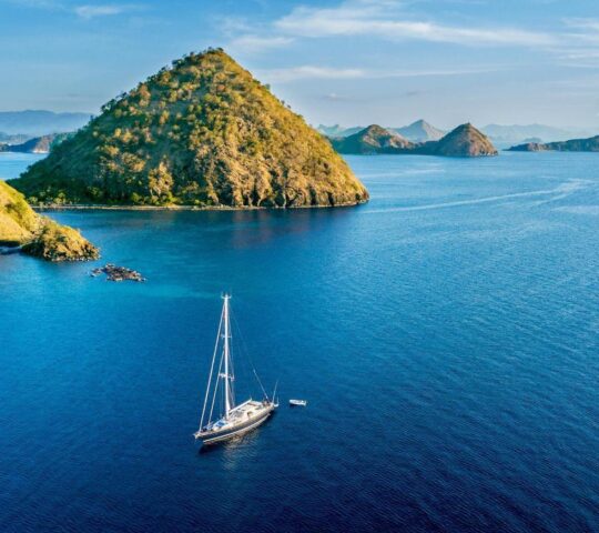 Cruising on a private yacht around the Komodo National Park