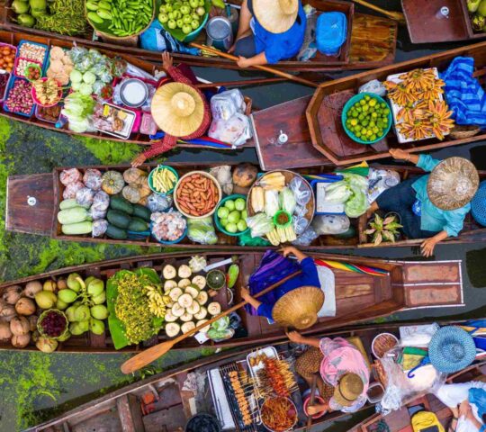 Discover Damnoen Saduak market
