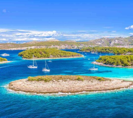 Cruise between the islands of Pakleni