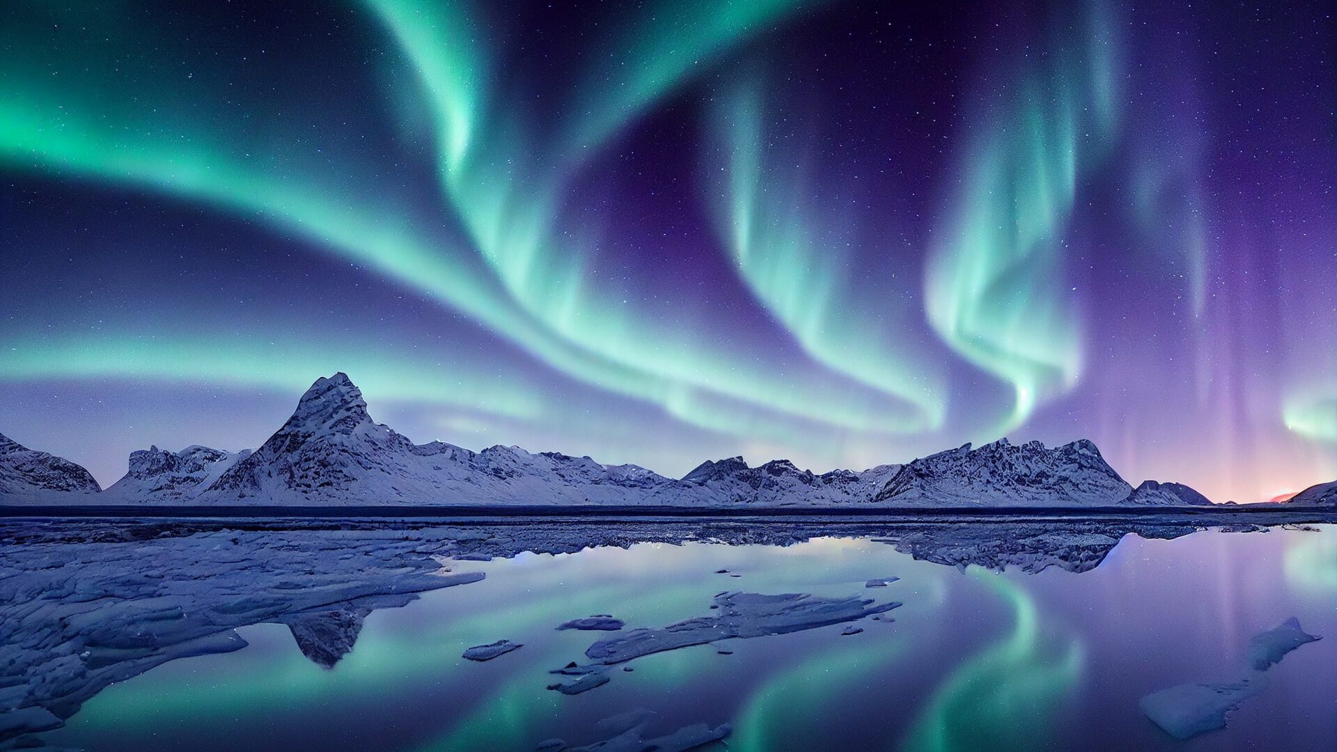 Northern lights 「水」冬バージョン Bespoke Luxury Northern Lights Tours 2025/26 | Jacada Travel