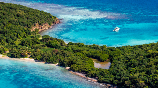 Crystal clear waters in the coast of Costa Rica