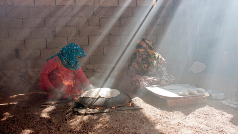 Dedoins baking bread Oman learning traditions